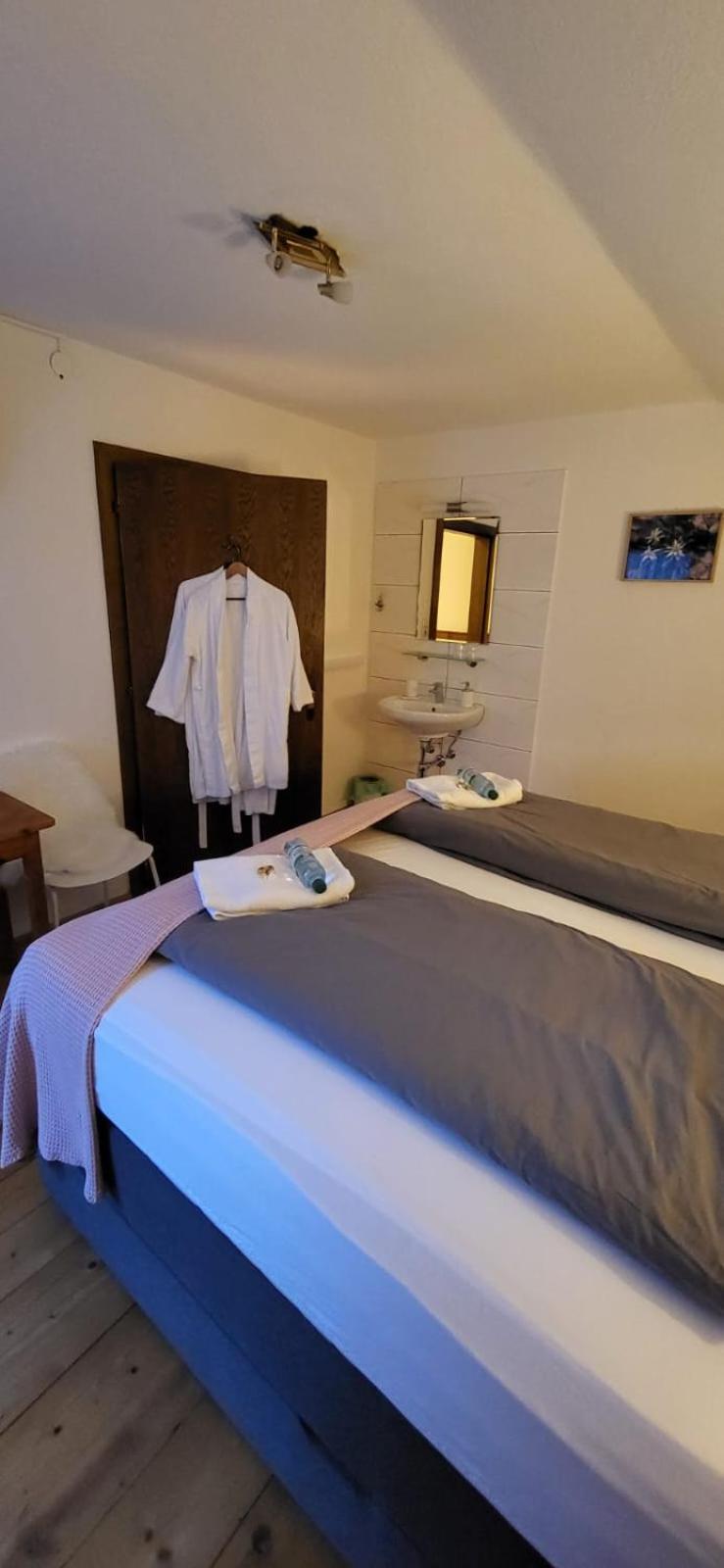 フィンケンベルク Zum Schneider Bed & Breakfast エクステリア 写真